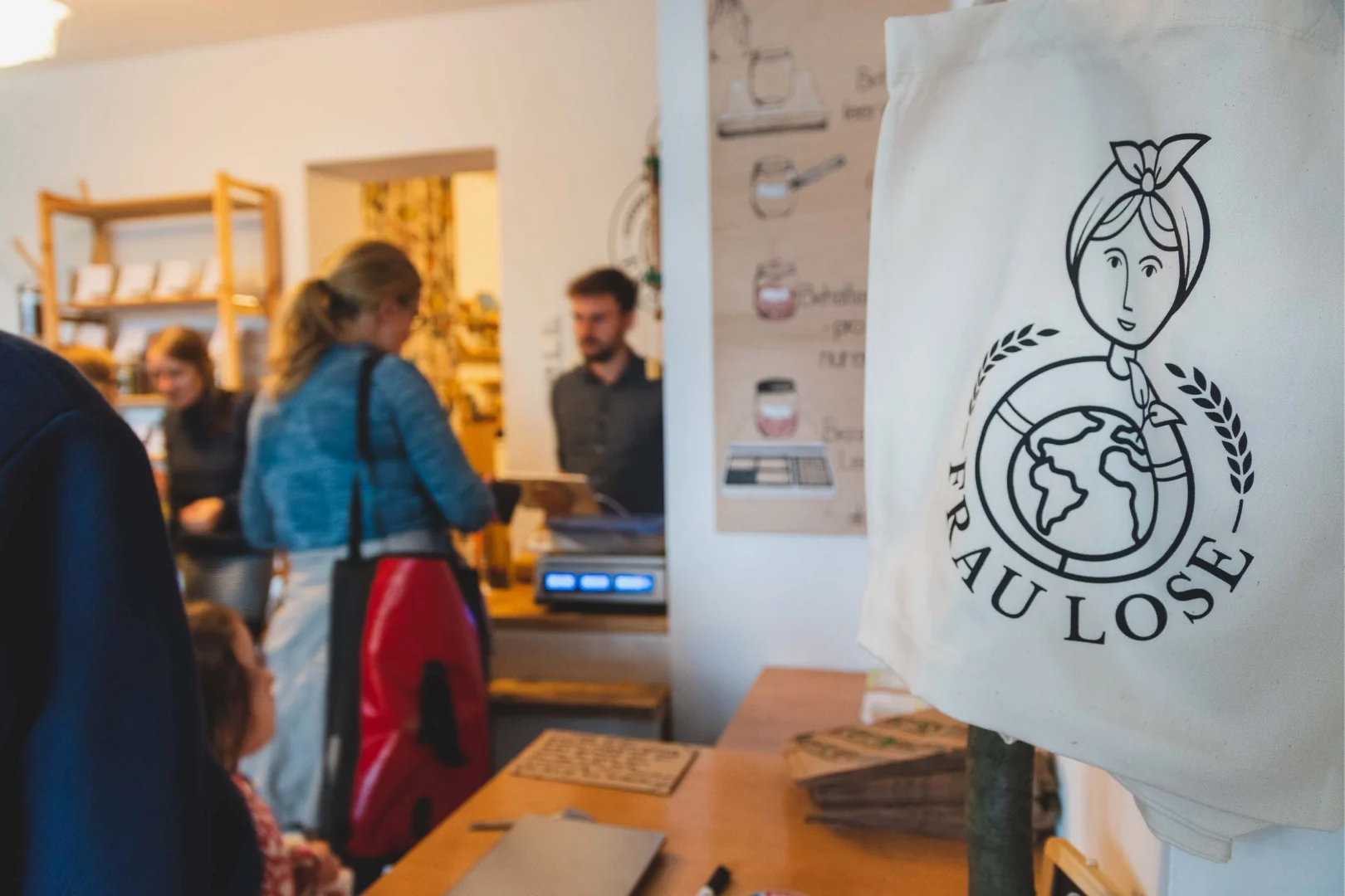 niklas-scholz-graphic-design-portfolio_frau lose_slider3